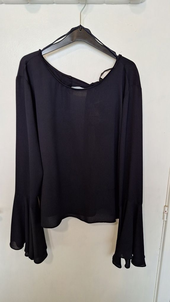 Blusa preta com laço atrás