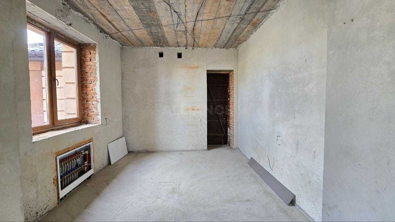 Будинок з великою ділянкою у передмісті Івано-Франківська