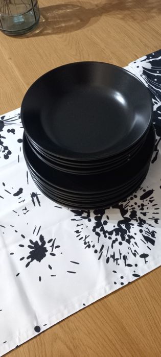 Pratos pretos + corre mesa