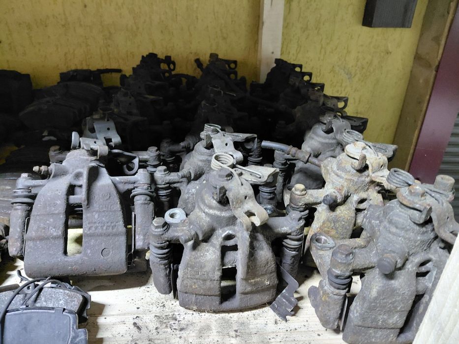 Супорт задній  Volkswagen T5