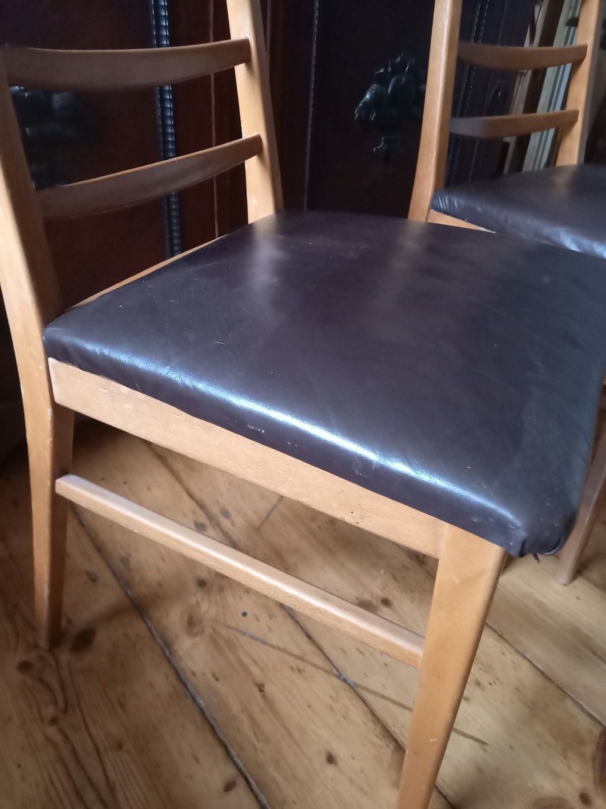 Dwa krzesła z siedziskiem  z naturalnej skóry