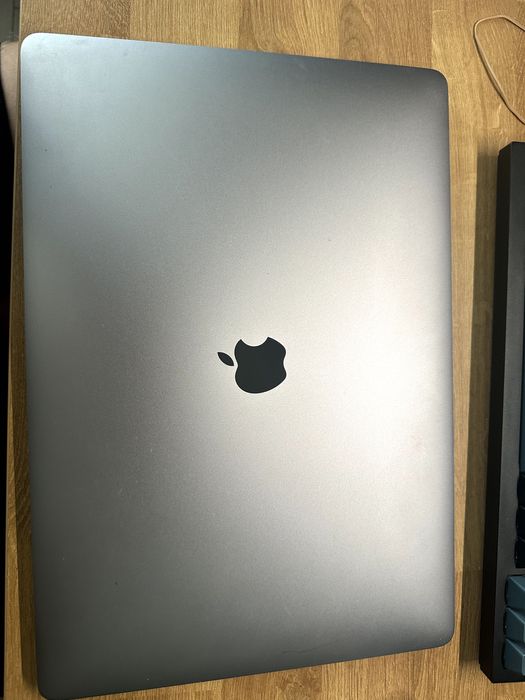 Macbook pro 15 2018 core i7 2.2ghz 16/256gb pro 555x 4gb