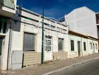 Moradia V2 térrea geminada com logradouro para remodelar em Loulé