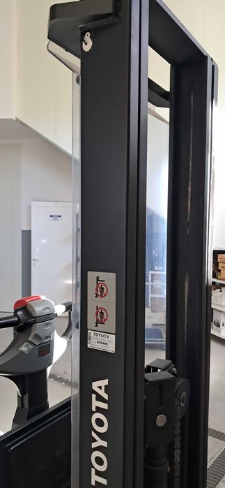 Stacker Empilhador Toyota com Plataforma