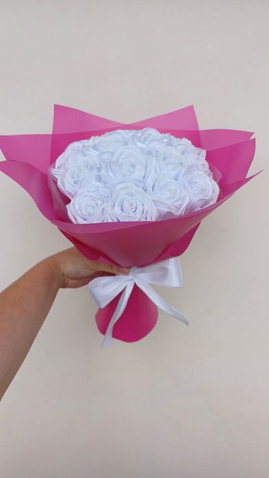 Букети з атласних троянд