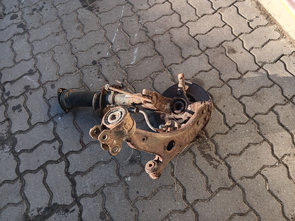 Ford Focus mk2 II amortyzator zwrotnica wahacz zacisk prawy przód benz