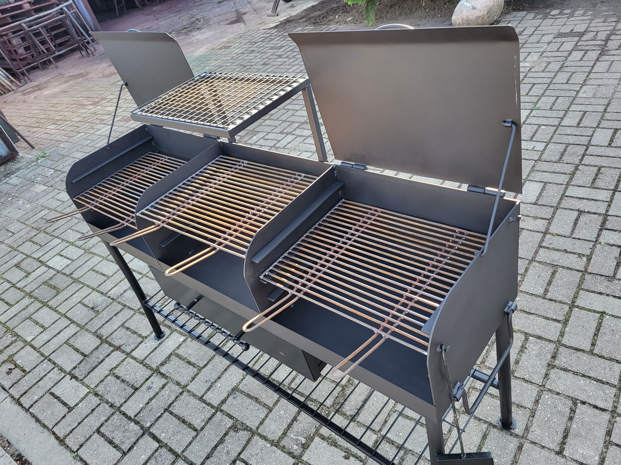 Duży biesiadny cateringowy grill