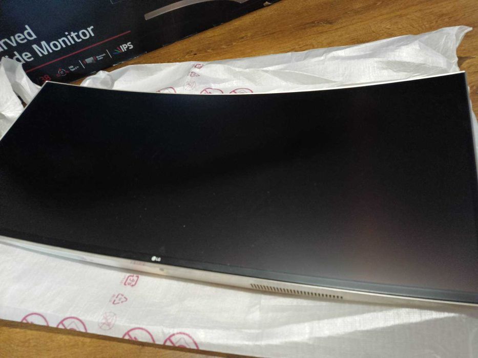 Monitor LG 38 - pasy na połowie ekranu