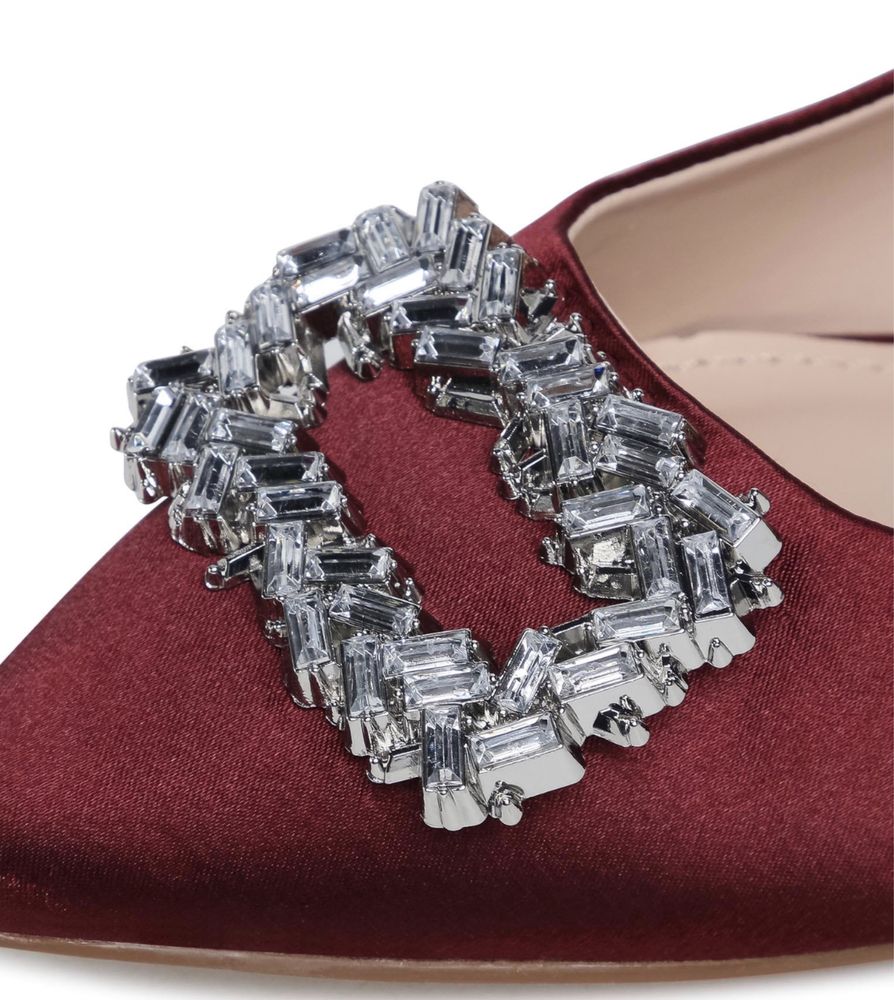 Жіночі бордові атласні туфлі з пряжкою декорованою камінням
