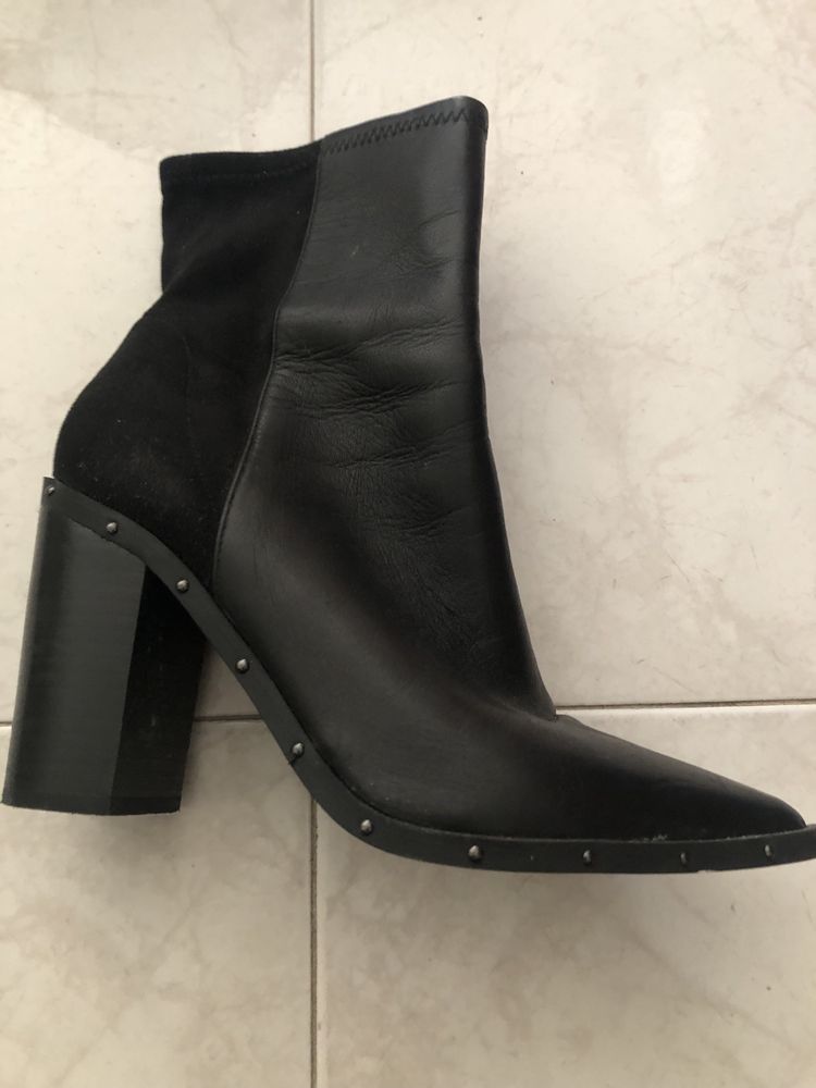 Botins em pele e camurça com tachas ALDO