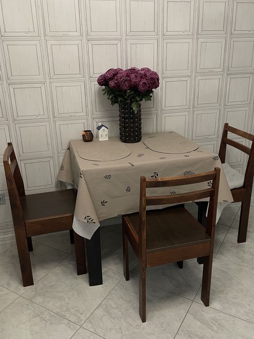 Стіл та стільці дерев‘яні