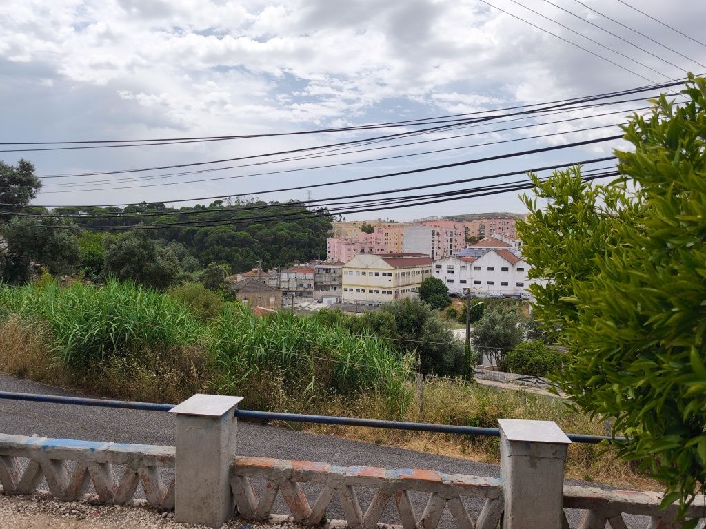 Terrenos com casas para construir