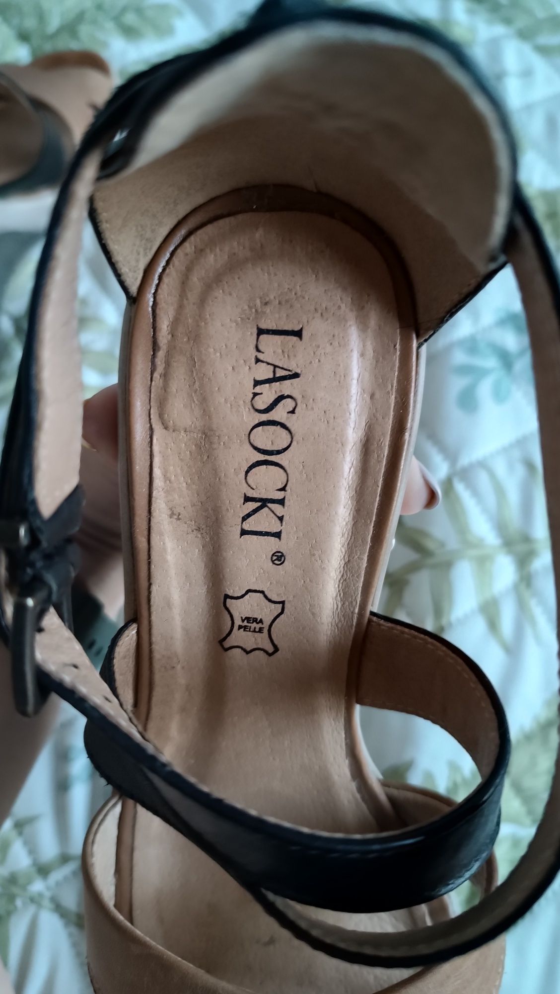 Sandałki na koturnie marki Lasocki
