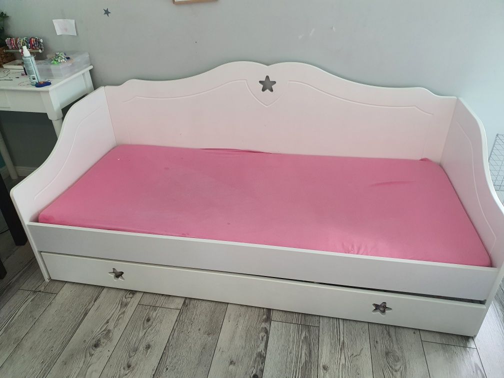 Białe łóżko drewniane