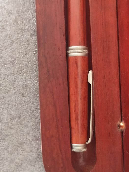 Esferográfica em estojo de madeira e prata. Arranjo em liga de prata