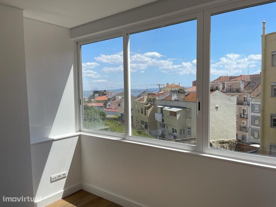 T3 com Terraço, Totalmente Renovado, situado na Graça.