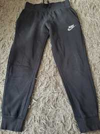 Spodnie chłopięce Nike rozmiar 137-146