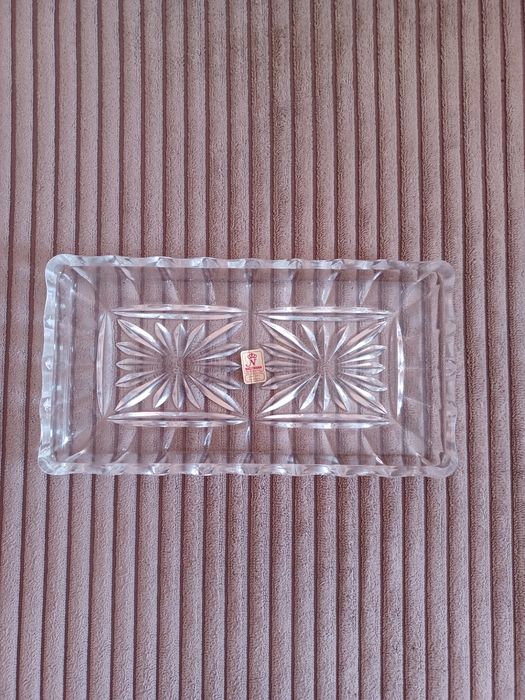 Tacka kryształowa o wymiarach 19 × 10 × 2 cm.