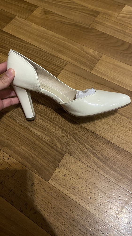 Білі туфлі з натуральної шкіри (37 розмір)