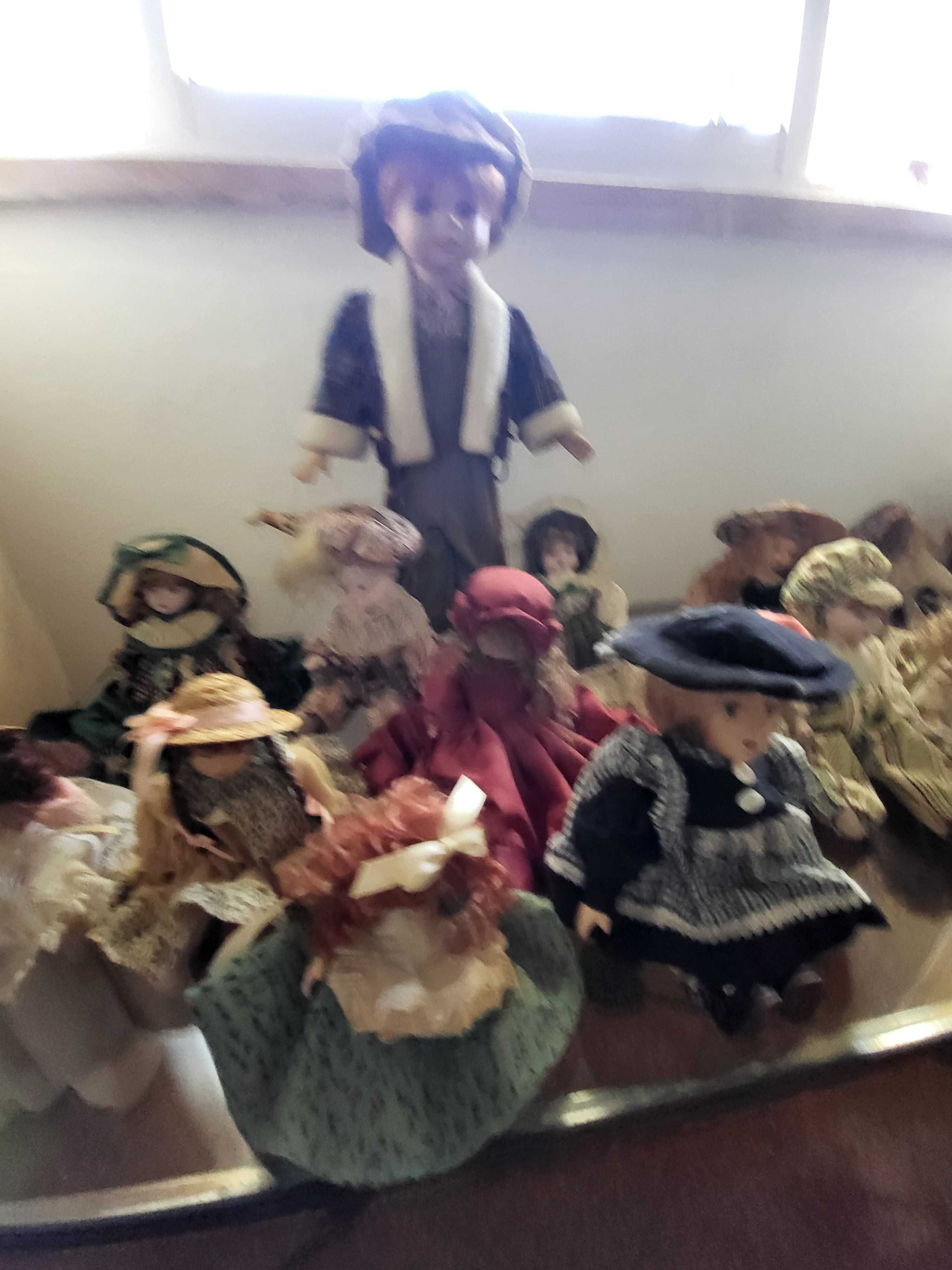 Varios bonecos de porcelana