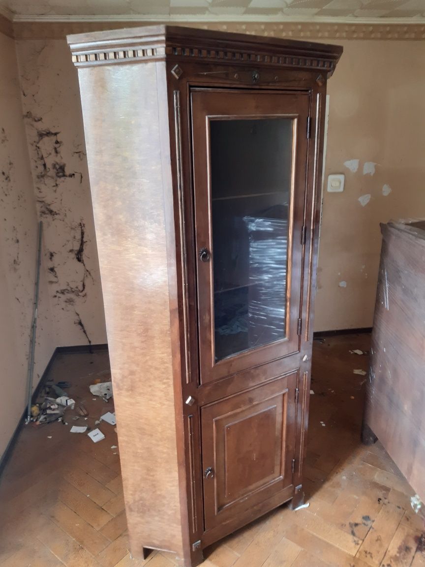 Witryna narożna z drewna