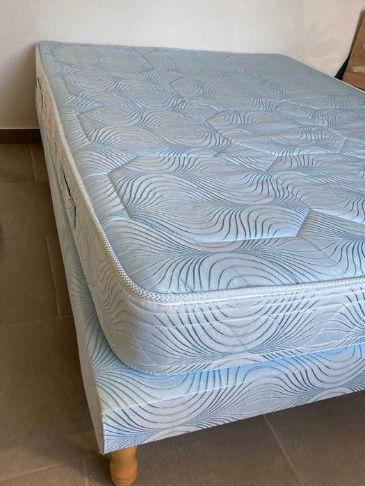 Base de cama com colchão 140/190 limpo e funcional