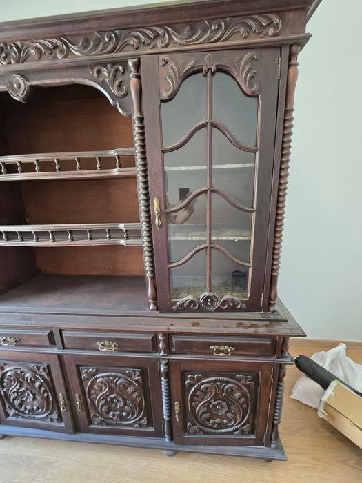 Doam-se duas estantes de madeira antigas