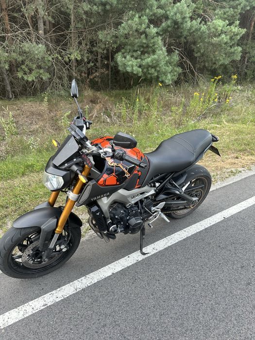 Yamaha MT-09 . . .