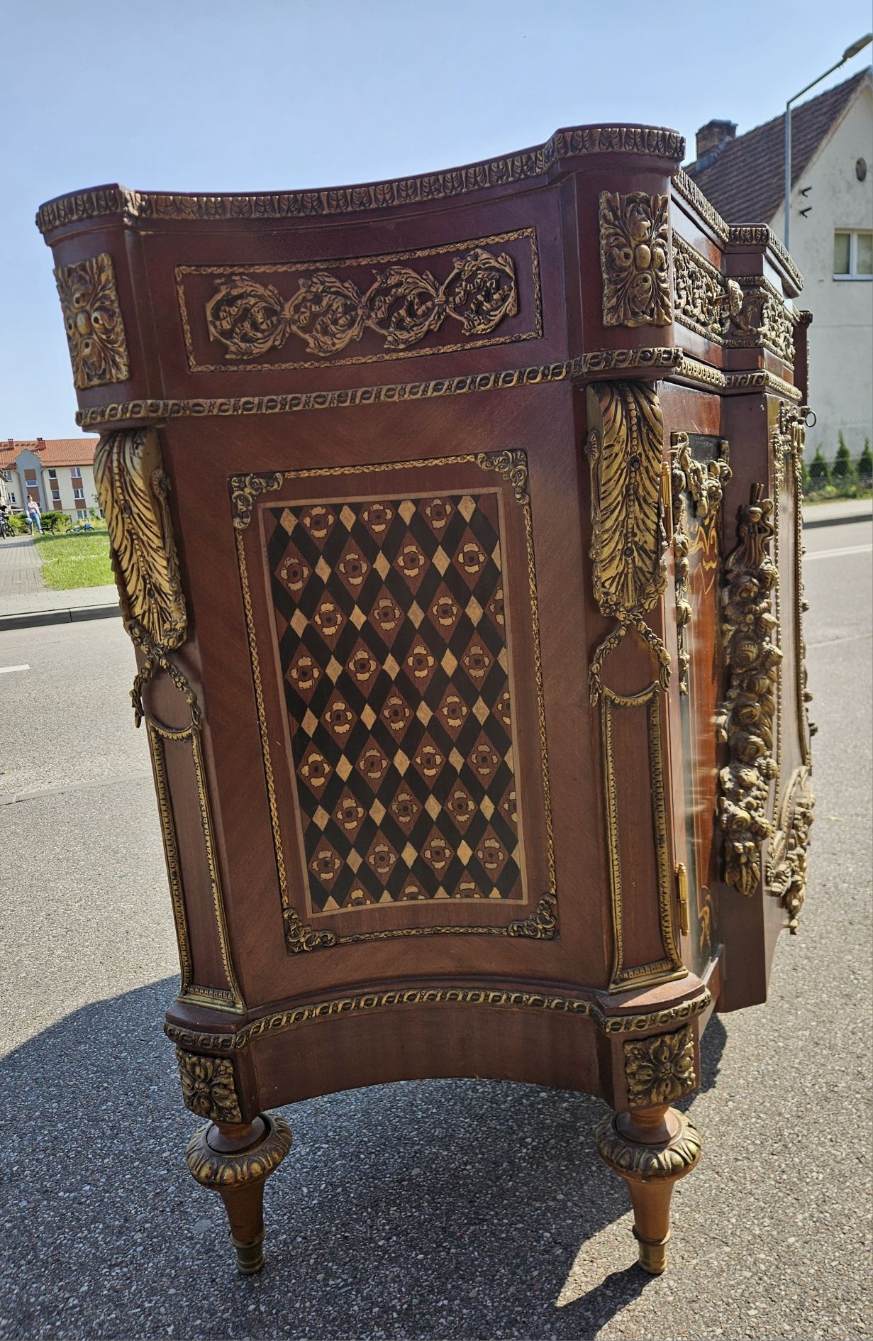 Komoda Bogato zdobiona Mosiądzem