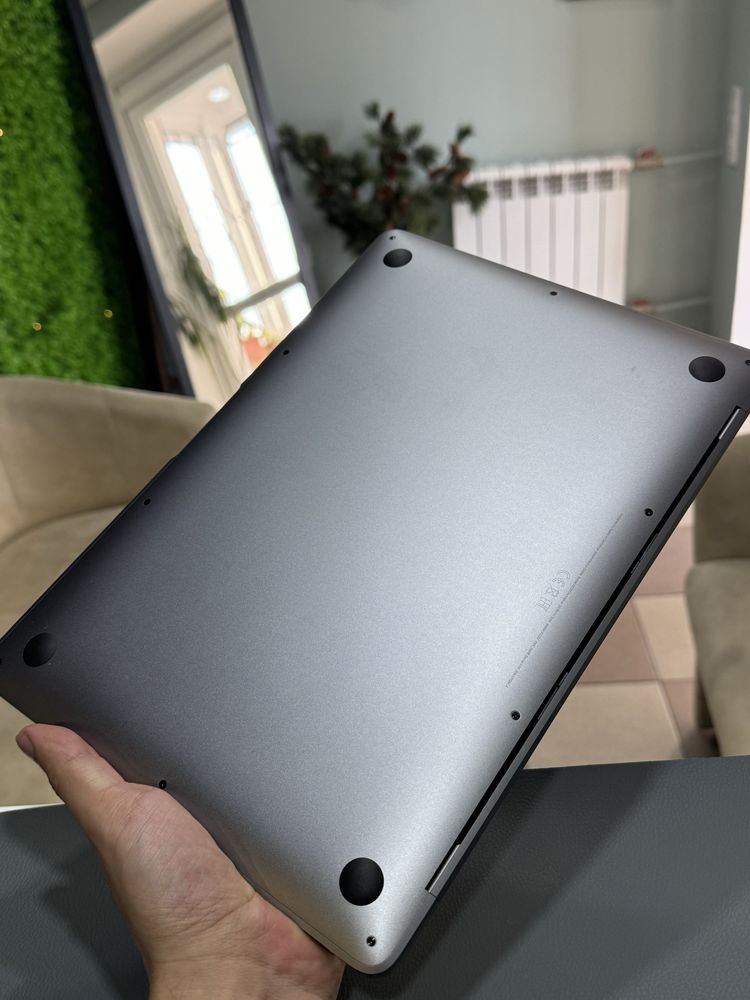 MacBook Air (M1, 2020) Silver, 256gb отличное состояние