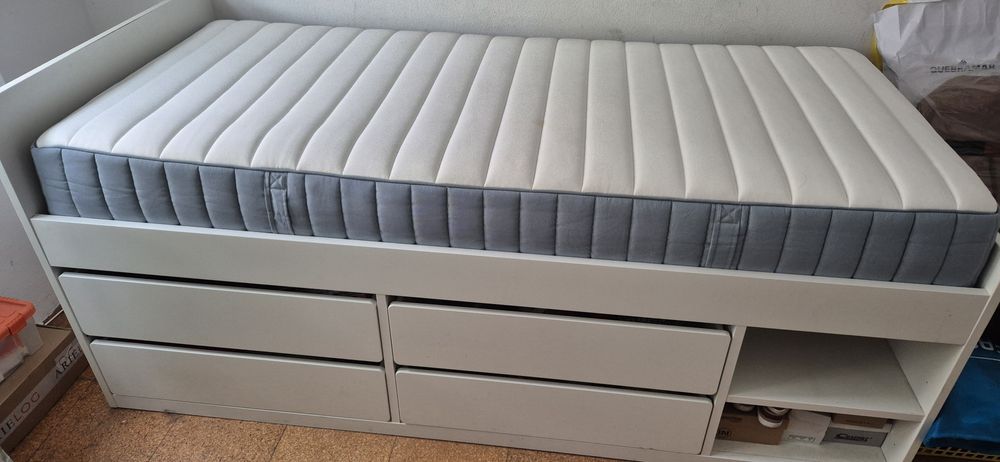 Cama e colchão da Ikea