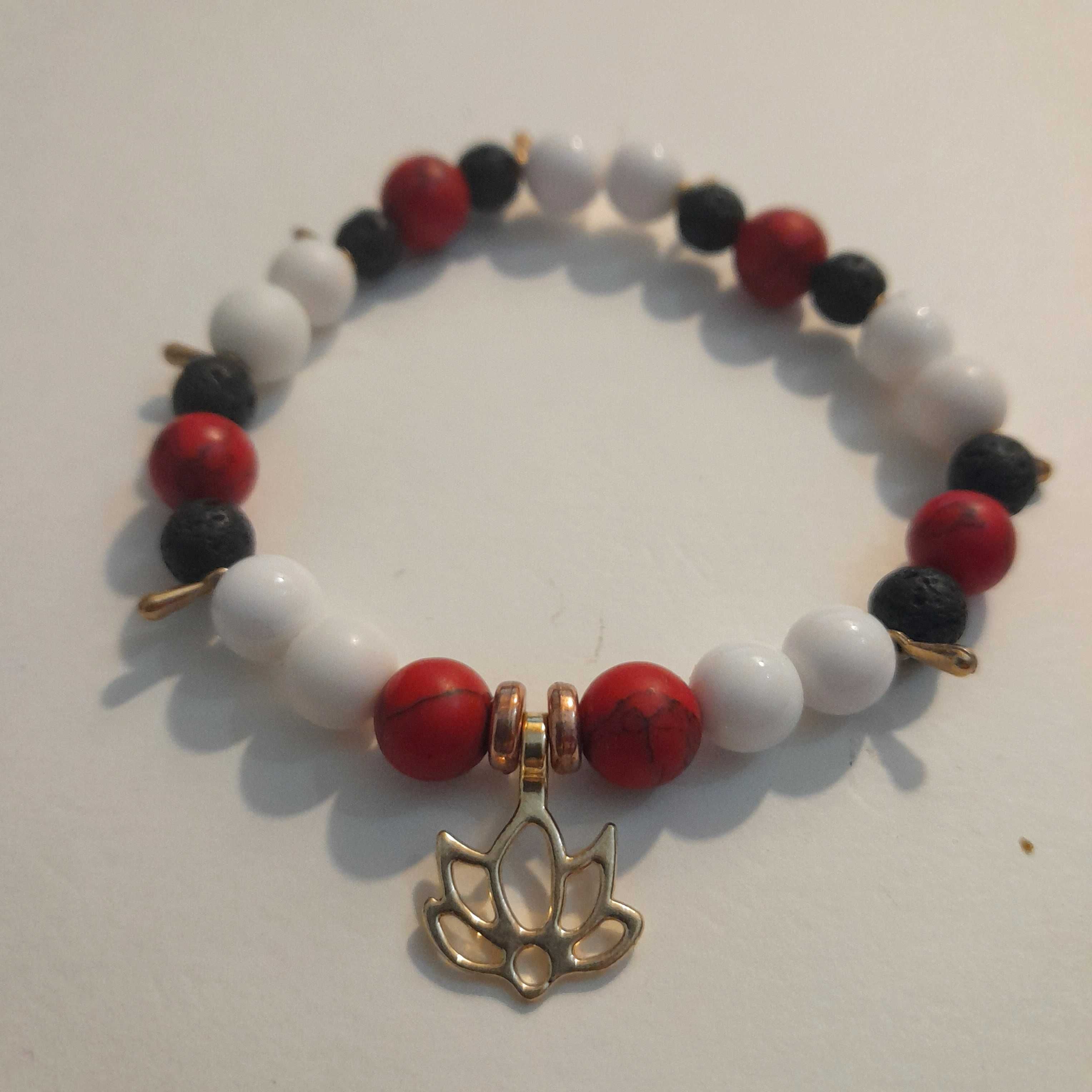 Pulseira com pingente cruz ou flor de lotus