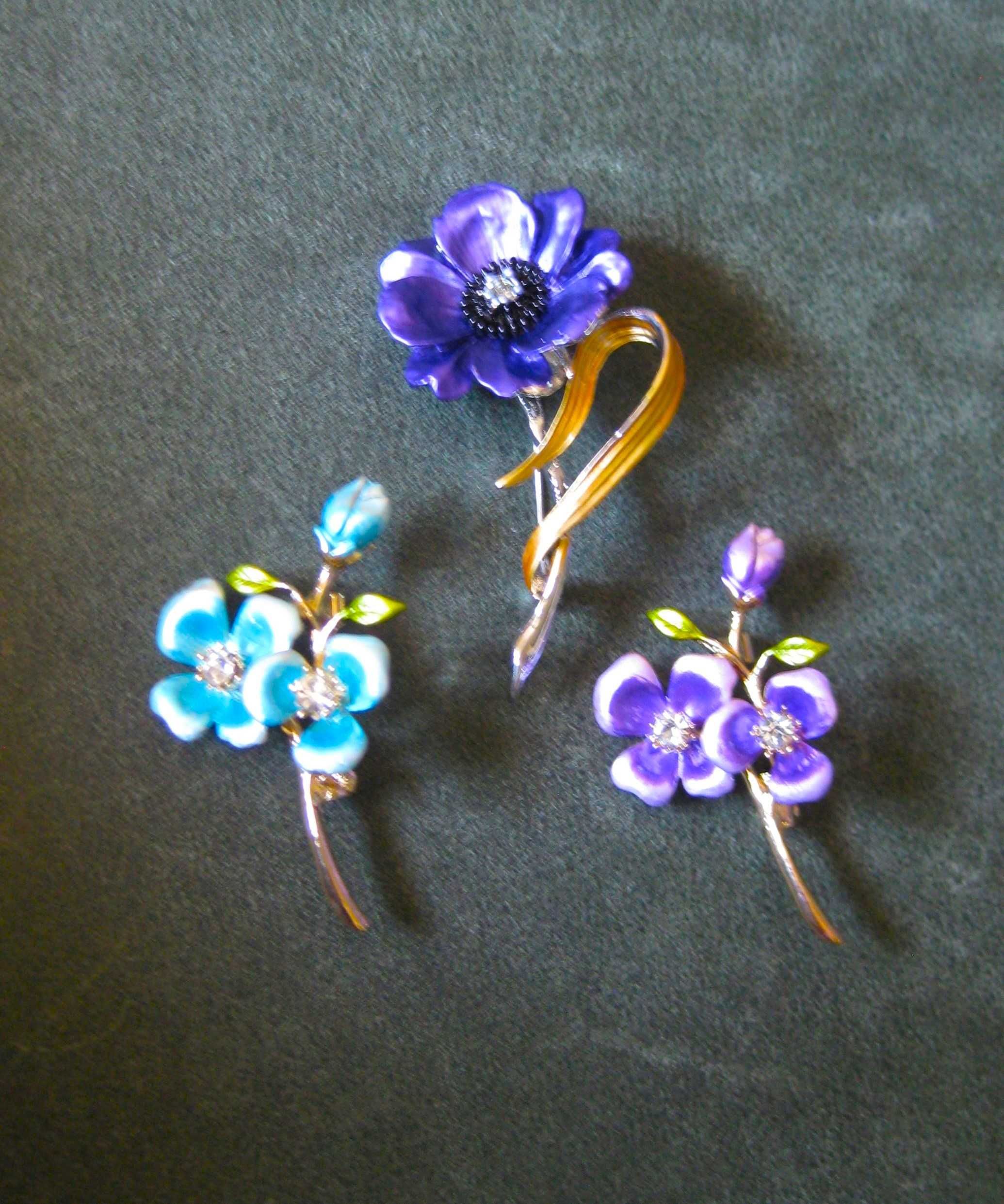 Alfinete / Broche / Pregadeira Flor Metalizada Azul ou Lilas NOVO