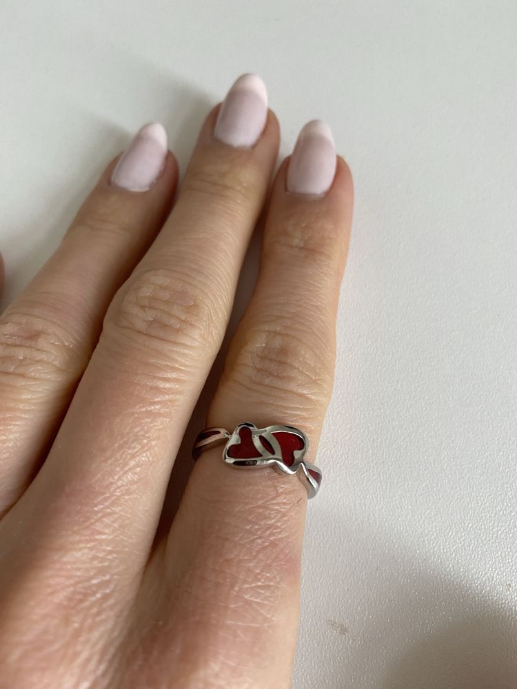 Posrebrzany pierścionek z czerwoną masą w serduszka
