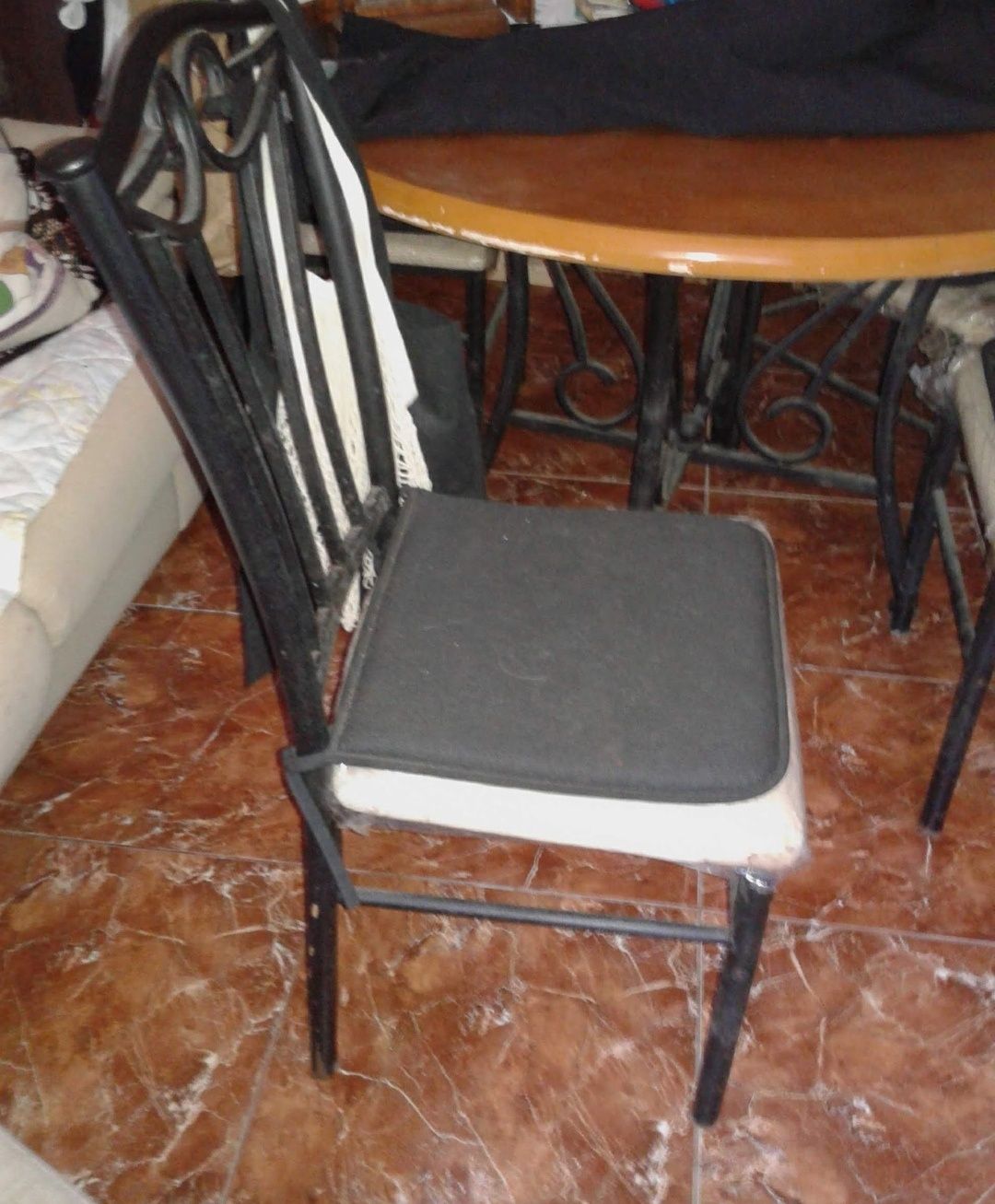 Mesa de sala em ferro com 4 cadeiras.