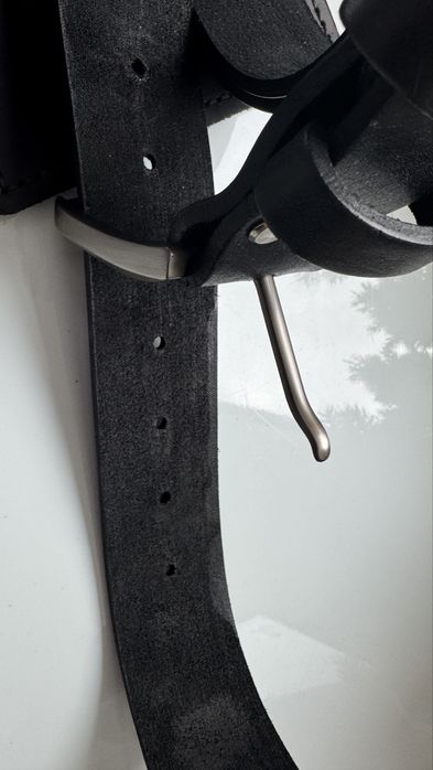 Шкіряні ремінь і обкладинка з тризубом