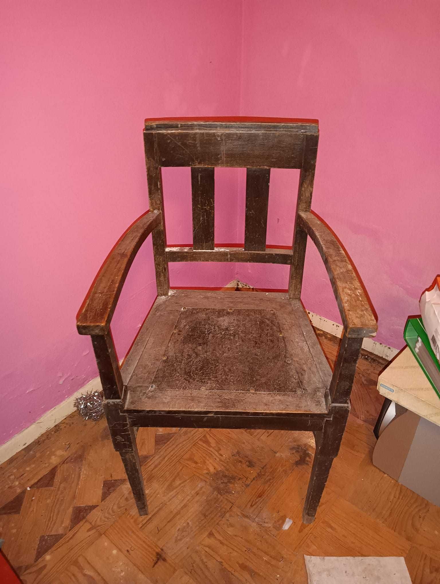 Cadeira Antiga com detalhes