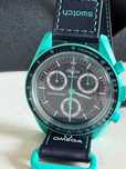 Omega x Swatch SO33L103 Earth - Aurora borealis w designie