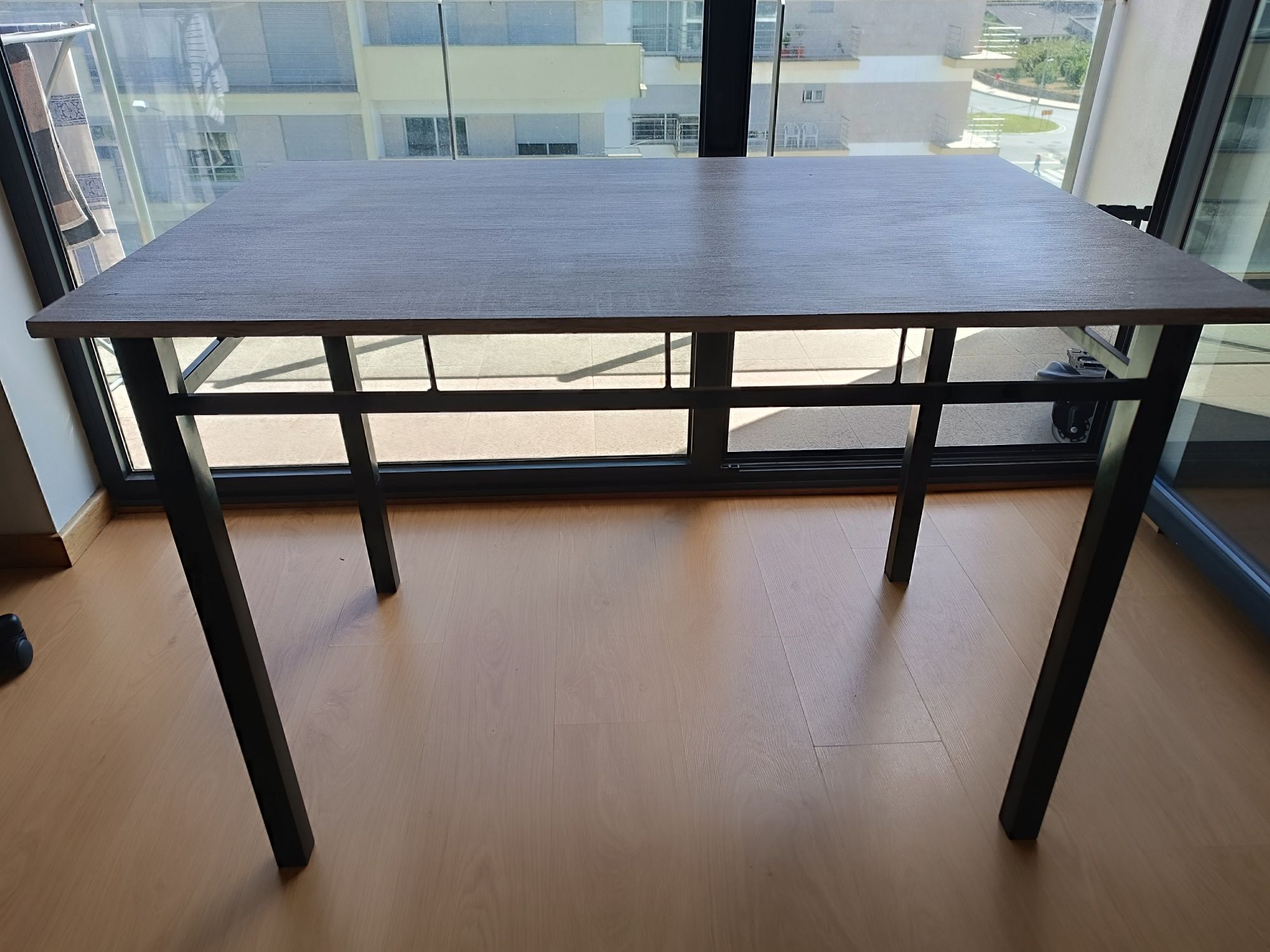 Mesa com estrutura metálica