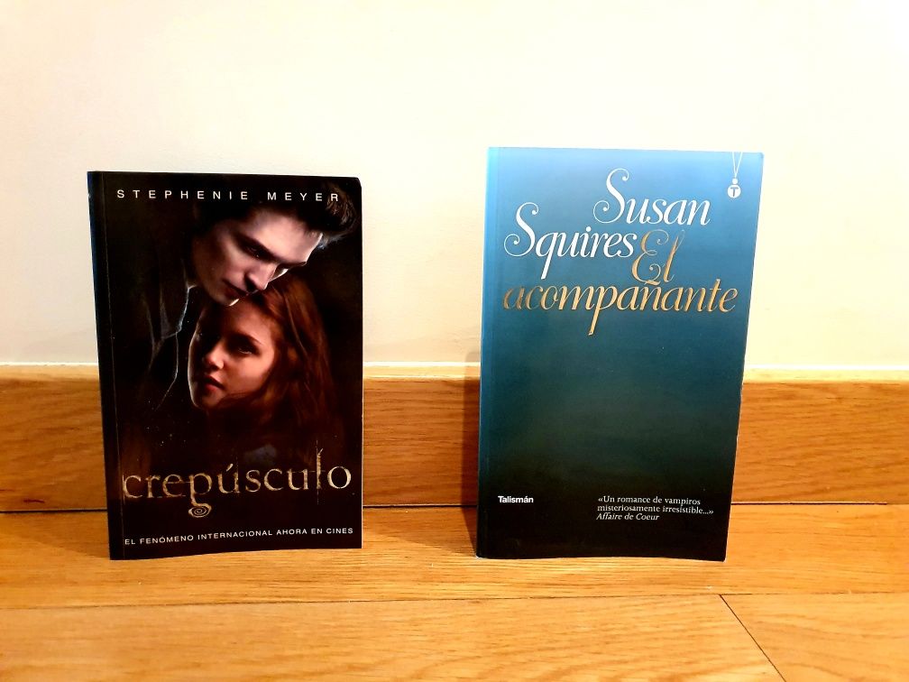 Livros "Crepúsculo" e "El Acompanante"