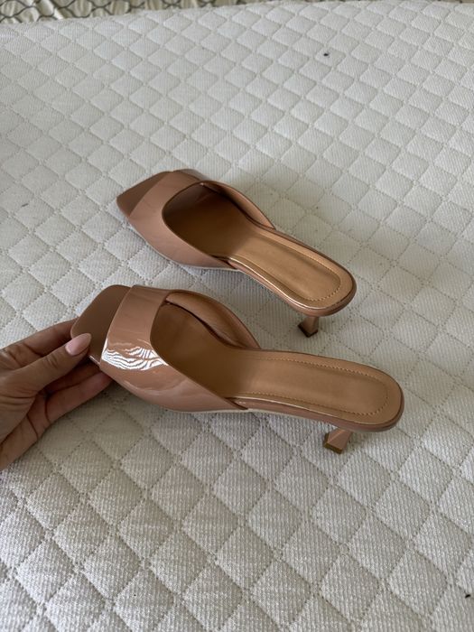 Brazowe klapki na szpilce