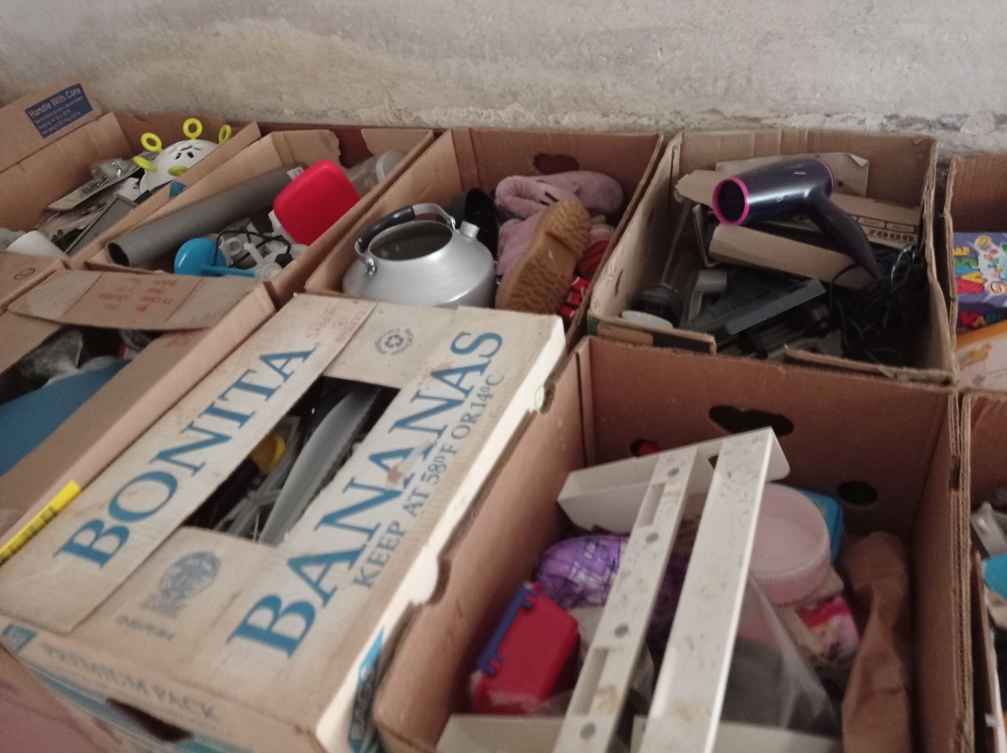 Towar na giełdę, bazar, stragan. Kartony o bananach