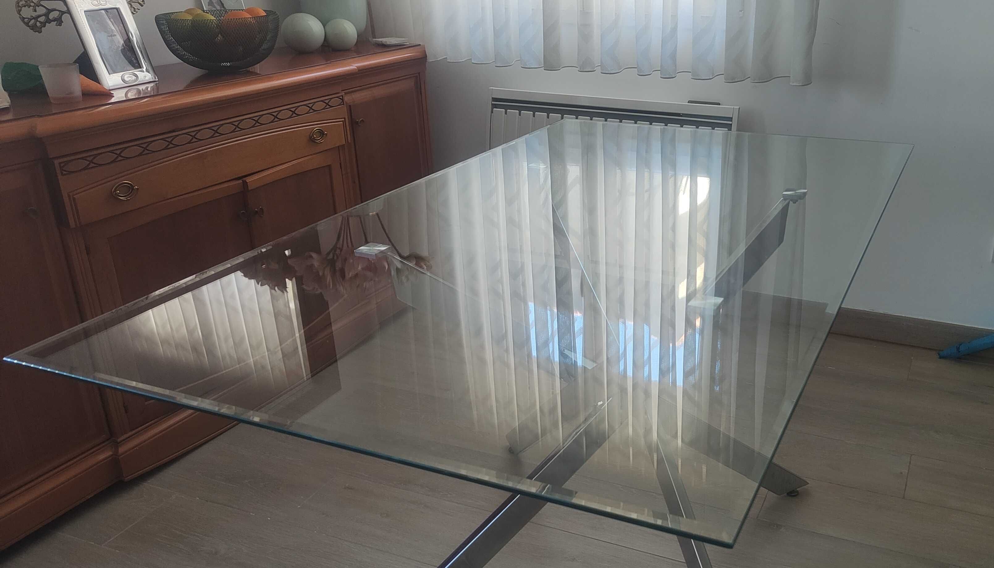 Mesa de jantar em vidro e pés inox
