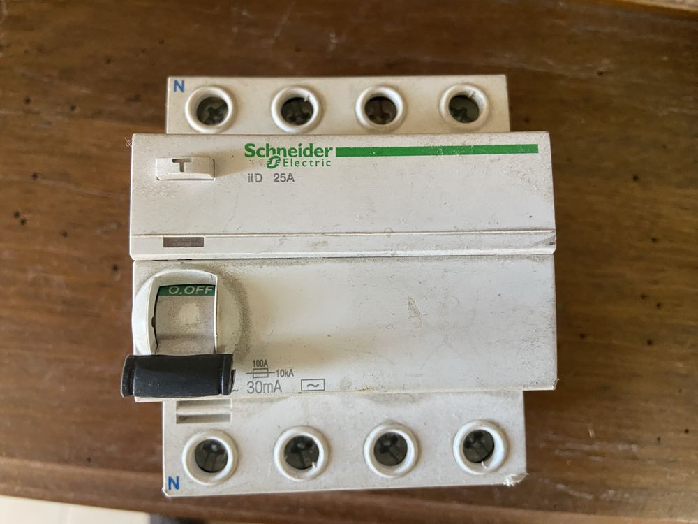 Diferencila Schneider 25A