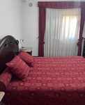 Conjunto para quarto em tons de Vermelho escuro.