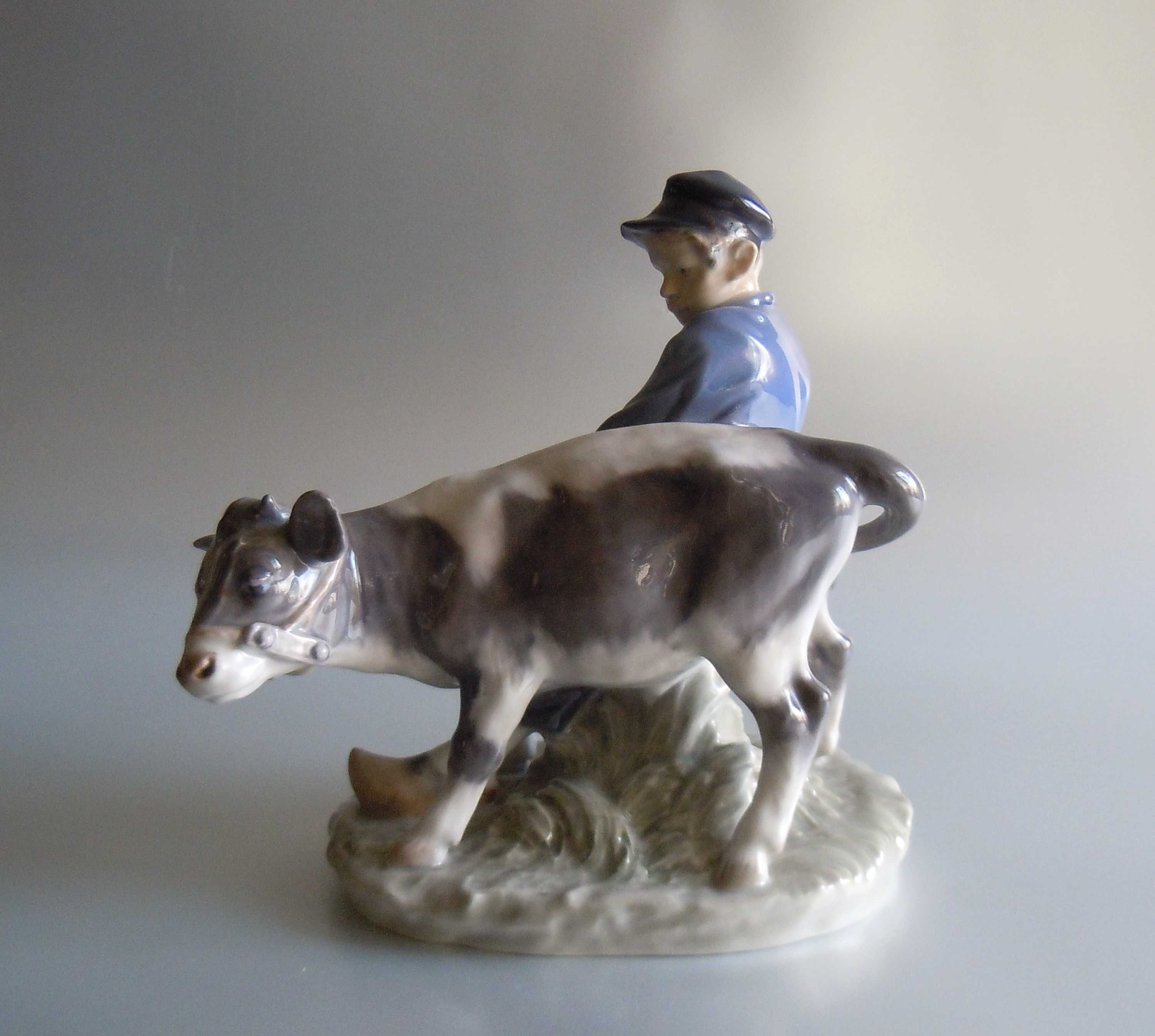Figurka Royal Copenhagen "Chłopiec z cielakiem" Ch. Thomsen 1960r.