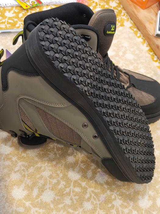 Botas de Pesca Wading com Sola de Borracha – T43 (Novas)