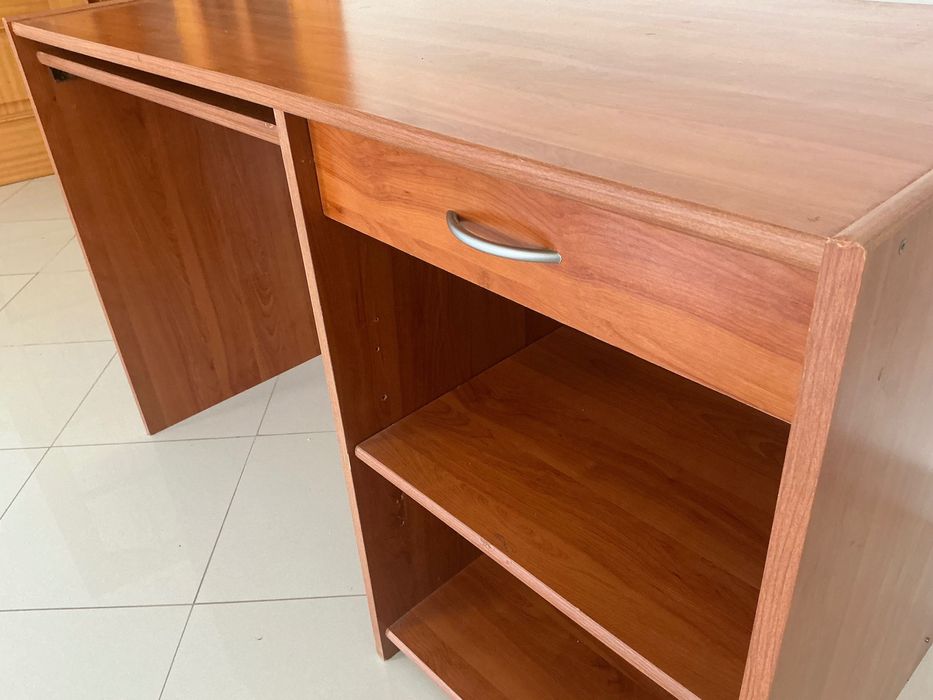 Secretária grande para computador com gaveta e prateleiras