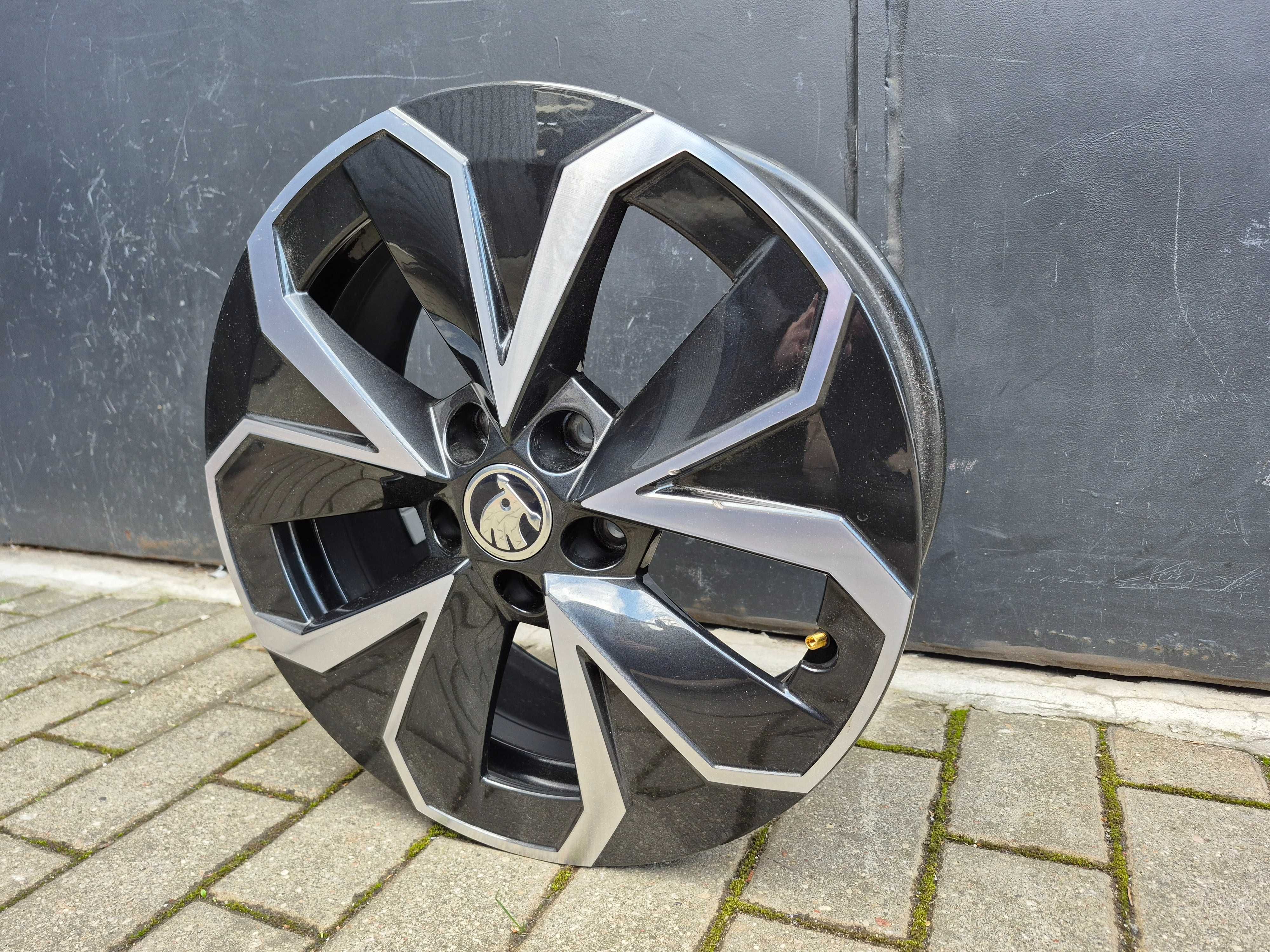 Skoda Kamiq 19- Felga aluminiowa 6.0" x 16" 5x100 ET38 oryginalna
