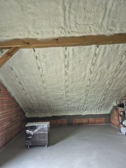 Ocieplania pianką pur poddasza ocieplenie dachu izolacja chlodni